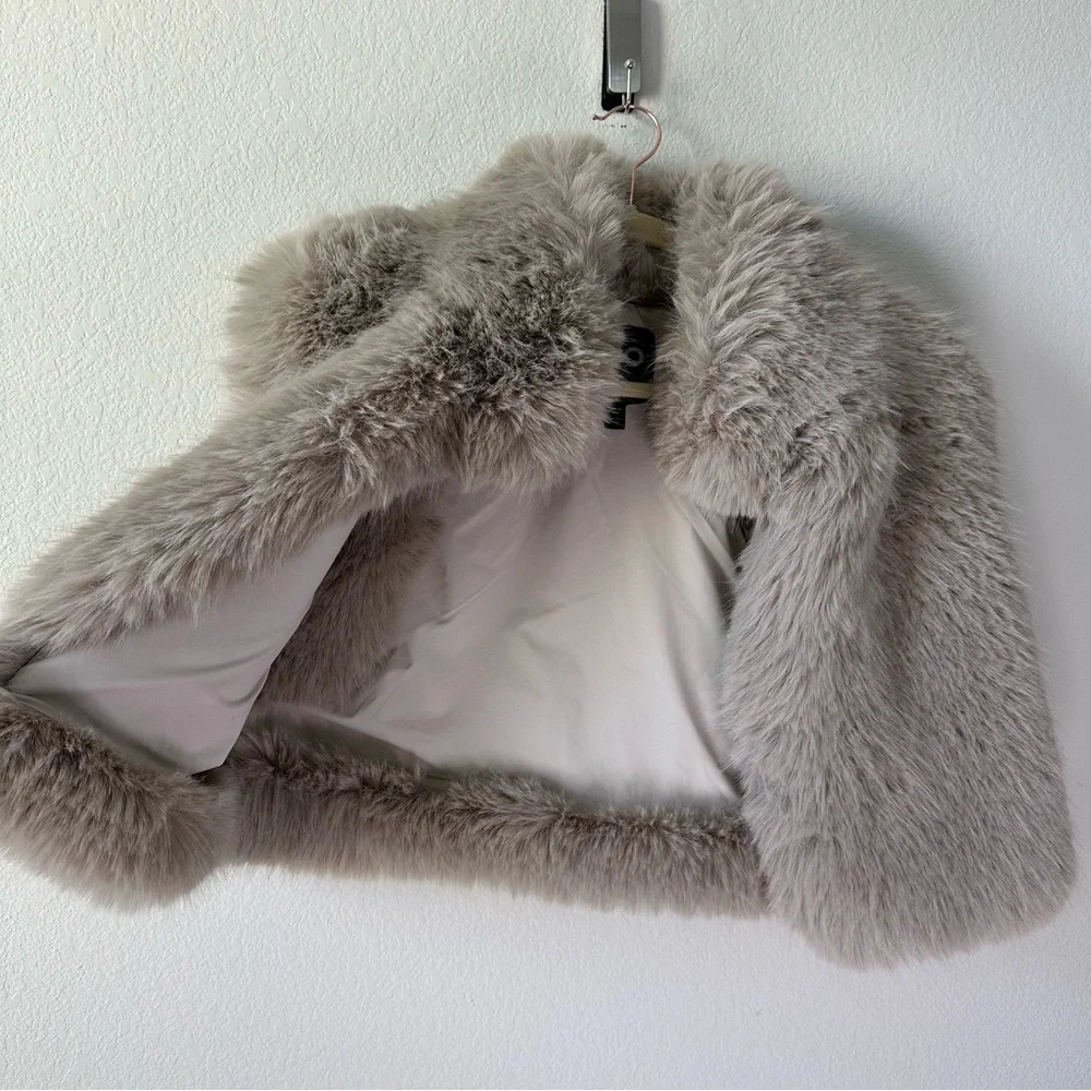 ALO YOGA Opulent Faux Fur Cropped Vest in Oat Beige SZ M - Picture 8 of 8